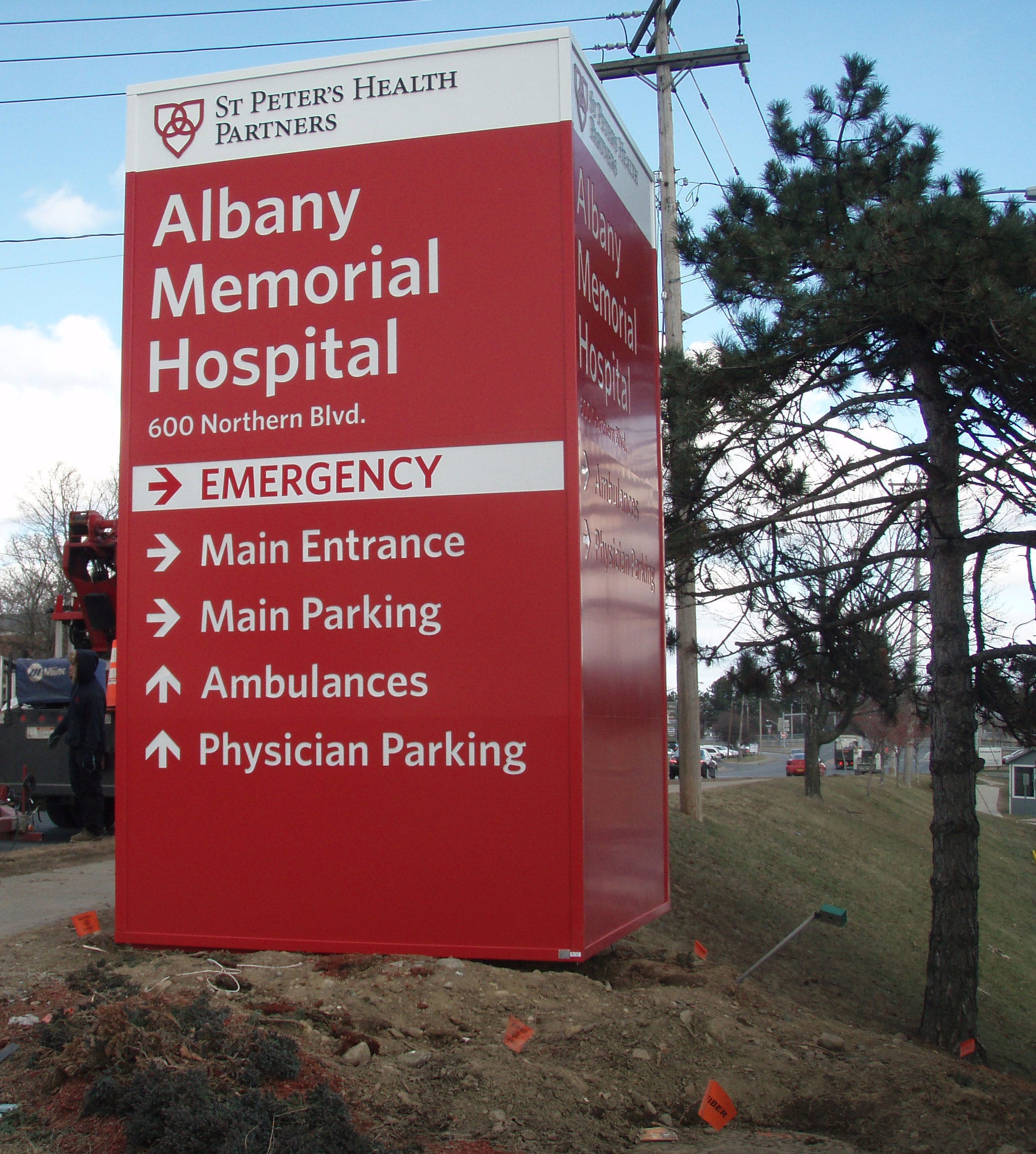 Red Albany Memorial Hospital wayfinding pylon listing Emergency, Main Entrance and parking